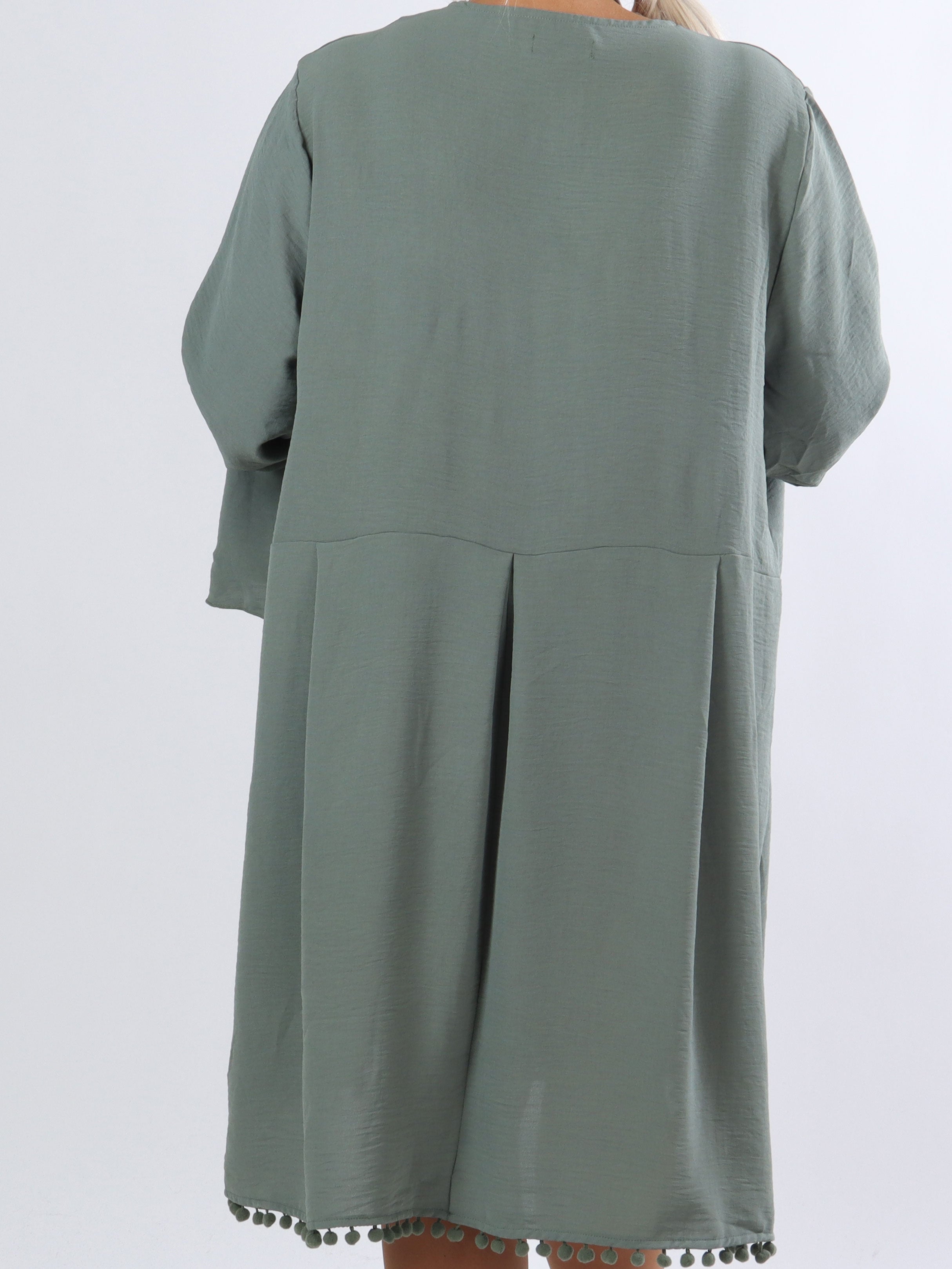 Matilda - Fin klänning i stora storlekar med pompoms